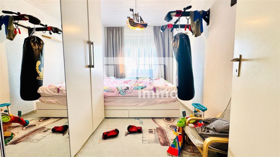 Modernisierte Eigentumswohnung mit Balkon in gepflegtem Mehrfamilienhaus - Kinderzimmer